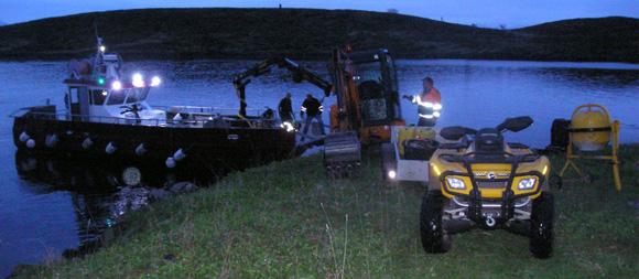 JR Dykkerservice og A.O. Eide setter i land utstyr natt til 17. mai.